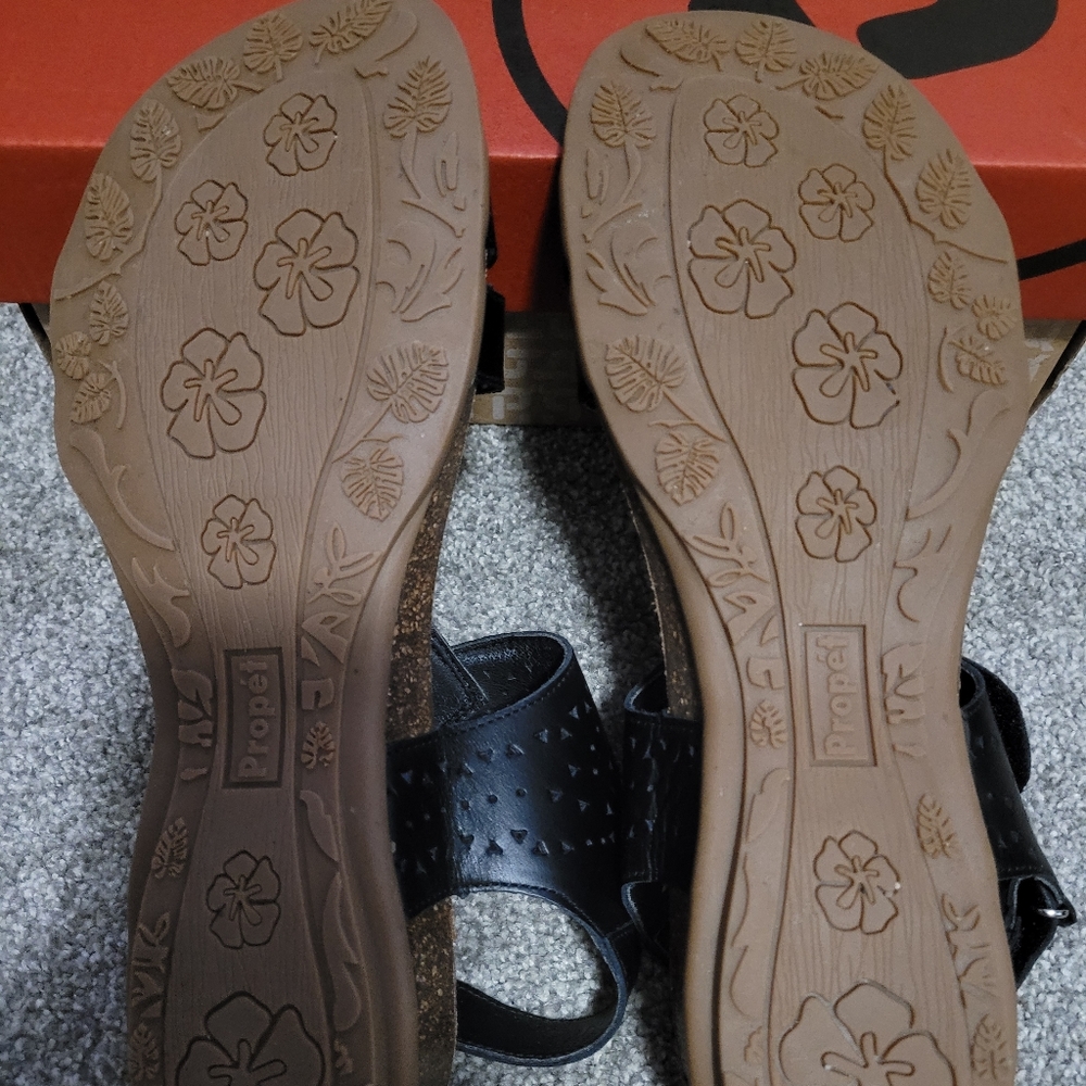 Women's Sandals - Picture 2 of 3